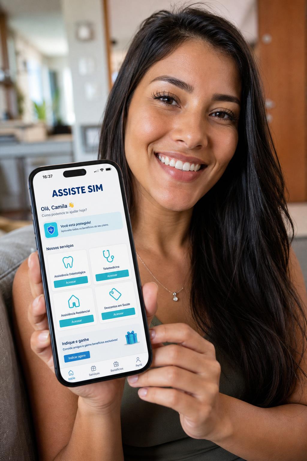 Beneficiária acessando o aplicativo ASSISTE SIM no celular